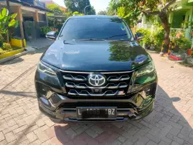 Toyota Fortuner 2.8 VRZ GR solar disel matic hitam 2022
