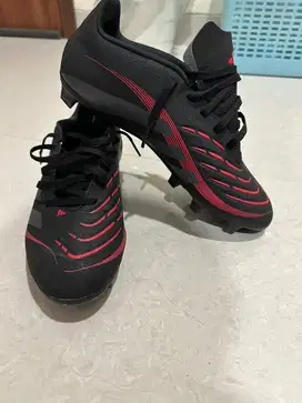 Sepatu bola Adidas Predator Club FG
