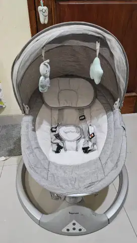 Sugar Baby Hug Me Automatic Baby Swing Bed