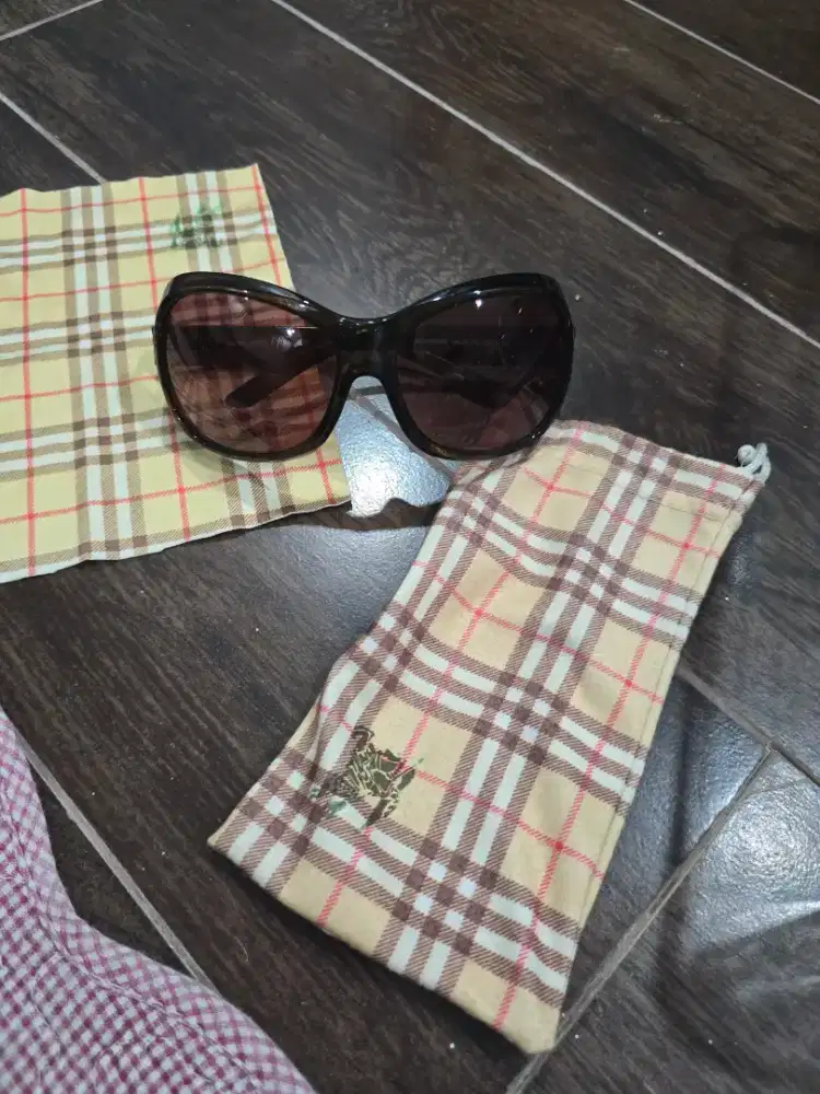 Turun harga  KACAMATA HITAM ORI BURBERRY