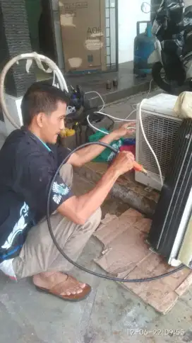 Jasa servis AC kulkas frezer showcase mesin cuci dan bongkar pasang AC