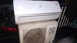 Dijual ac merk elektrolux setengah pk bekas/second