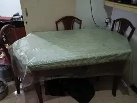 Meja makan kayu
