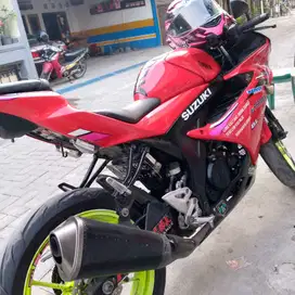 Di jual cepat suzuki gsx 150 warna merah plat H