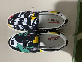 sepatu slip on hitam