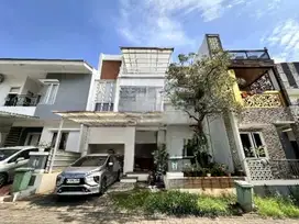 Di Jual Rumah 2 lantai Di perumahan grand matoa dengan desain modern y