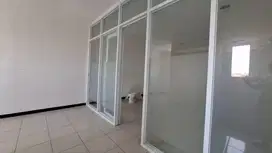 Sewa ruko bagus tengah kota ex bank , terawat parkir luas