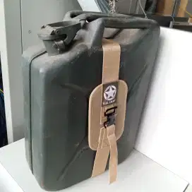 Jerigen jeep 20liter dengan sabuk jerigen