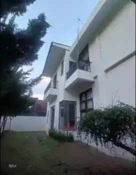 Disewakan di CitraLand manado rmh 2 lantai full prabot.