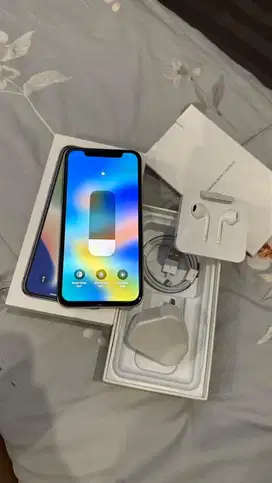 Dijual Iphone X silver 64GB Mulus Lengkap Terdaftar
