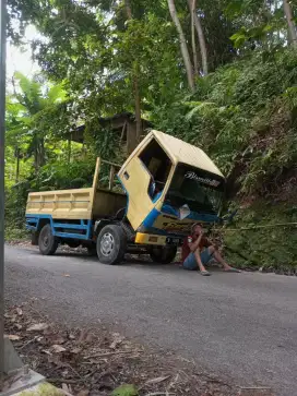 Kali aja disini ada yang lagi ngebutuhin supir,saya siap meluncur .