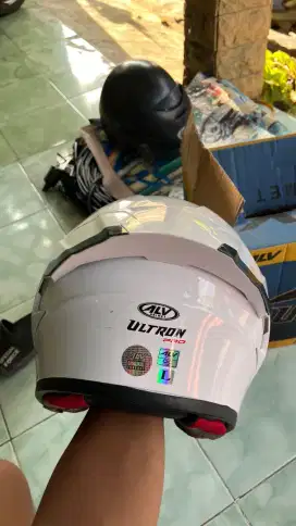 Helm ALV Pro.. Putih