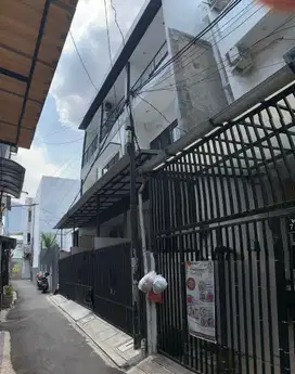 Rumah baru 3 lantai gg (motor) di rambutan barat tanjung duren jakarta