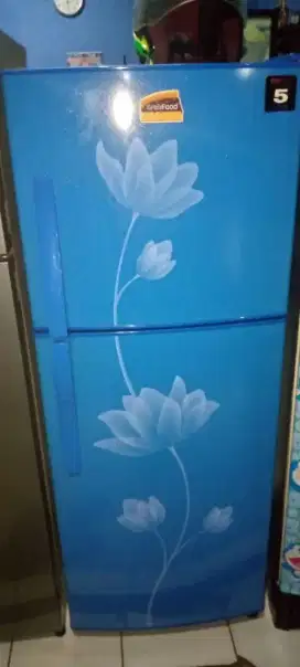 Dijual kulkas Polytron 2pintu kondisi bagus mulus harga nego