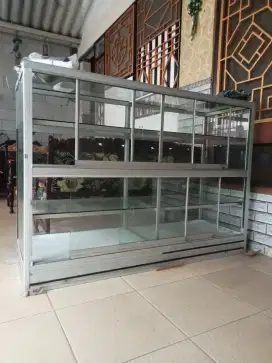Etalase kaca toko kelontong