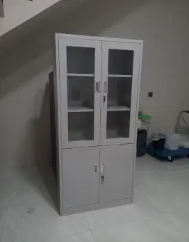 Lemari Kaca Besi Obat Plat Putih