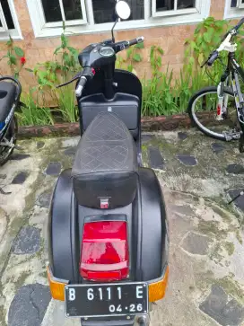 Vespa PX Th 84, warna hitam