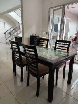 Meja makan kayu
