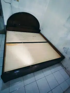 Tempat tidur kayu