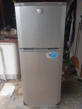 Kulkas 2pintu merk LG masih orian