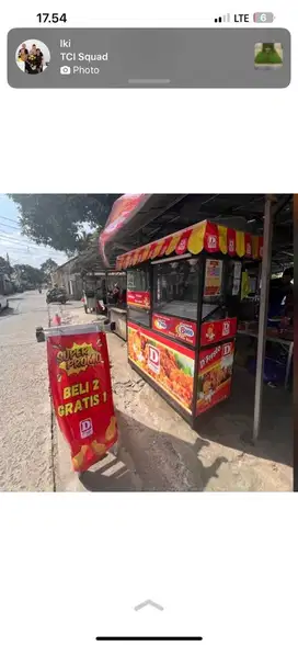 Penjaga outlet fried chicken