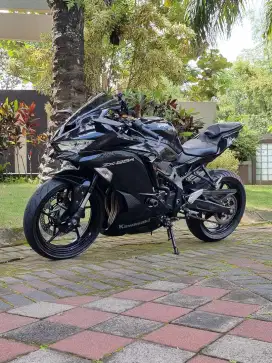 Kawasaki ZX 25R Non ABS Hitam Metalik Upgrade KQS Odo 12rb Koko Motor