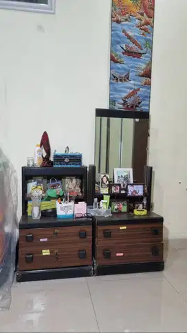 3 Lemari Kaca berbahan Kayu Multifungsi 1 Set Bekas