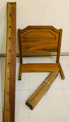 Tempat tidur kayu