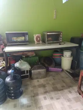 2 meja kantor dan 1 meja kayu