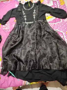 Gaun crincel hitam