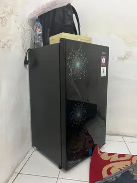 Jual kulkas 1 pintu merek sharp, pemakain baru 1 bulan