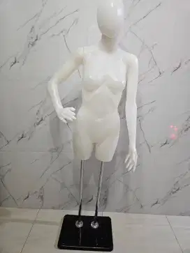 Patung pakaian wanita (tanpa kaki)