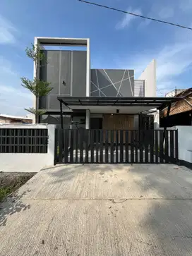 RUMAH BARU KEKINIAN GAYA MILENIAL LOKASI STRATEGIS DI TIRTOMARTANI