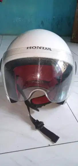 Helm wanita putih