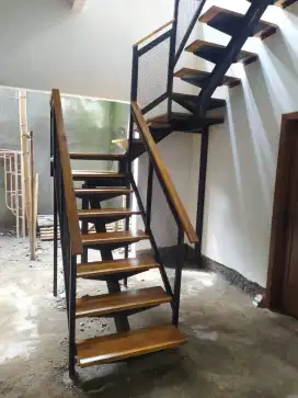 Anak tangga / Tangga rebah / Tangga kayu jati