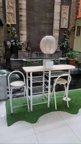Meja dan Kursi Santai  Bagus berwarna Putih Bekas