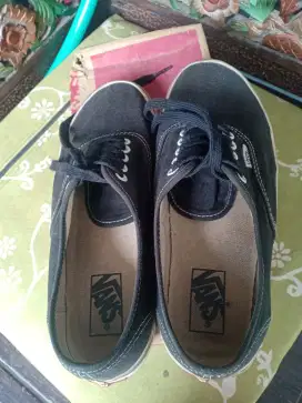 Di jual sepatu vans off the wall ( kW premium ) UK 41