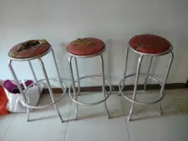 Kursi besi tinggi