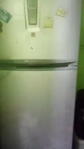 Jual kulkas 2 pintu x ada yg minat