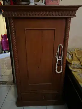 Lemari kayu kokoh