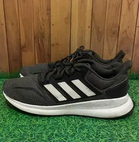 Sepatu running adidas