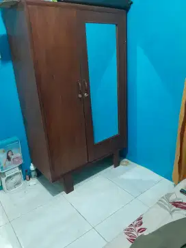 Di jual cepat lemari baju jati sm lemari pajangan serba guna,