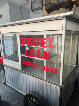 Gerobak bekas jual pecel lele