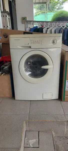 Di jual mesin cuci electrolux.
