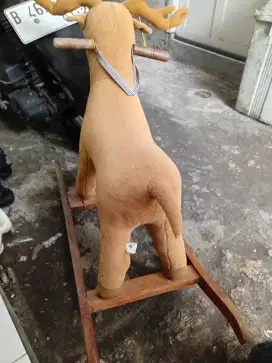 Mainan kuda jungkit