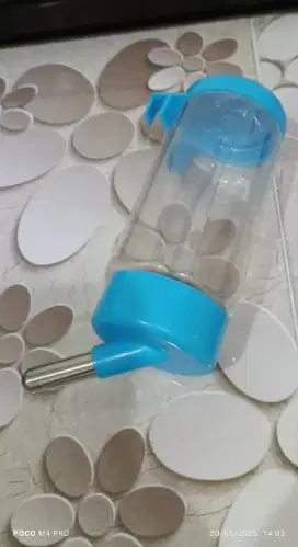 Botol air minum gantung