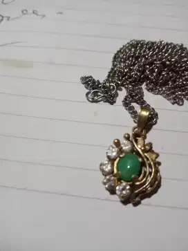 Liontin batu jamrut