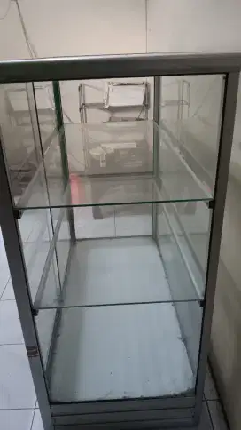 Etalase toko keadaan masih bagus,ada roda di bawah