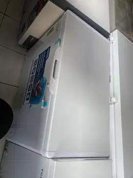FREEZER AQUA 200 LITER BARU