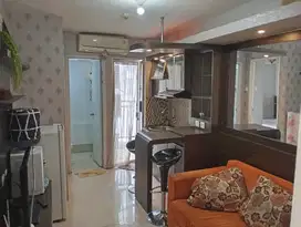 DISEWAKAN MURAH UNIT APARTMENT LANTAI RENDAH 2 KAMAR FURNIS DEKAT MALL